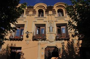 Villarroya de la SierraCasa Grande的一座带窗户和鲜花阳台的建筑
