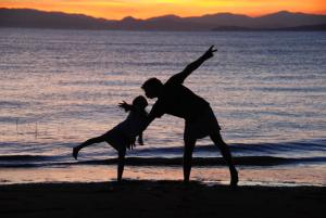 圣卡塔利娜岛Hibiscus Garden的日落时分在海滩上跳舞的男女