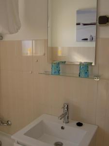 Ribeira da GafaQuartos Com Boas Vistas的白色的浴室设有水槽和镜子