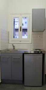 巴特斯欧内费里别墅 的带水槽和炉灶的厨房以及2扇窗户。
