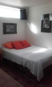 Kuludalsa南姆舍塔乡村民宿的一间卧室配有带白色床单和红色枕头的床。