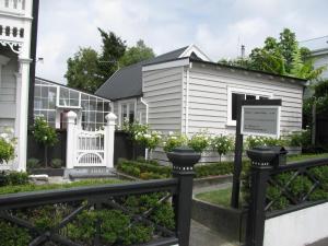 纳皮尔历史科伦索别墅的前面有栅栏的白色房子