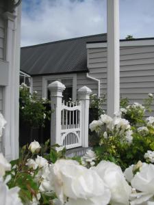 纳皮尔历史科伦索别墅的白色花房前的白色围栏