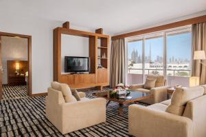 迪拜迪拜朱美拉罗塔纳酒店的带沙发和电视的客厅