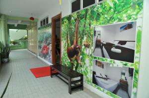 哥打京那巴鲁阿皮阿皮旅馆的墙上挂着猴子壁画的走廊