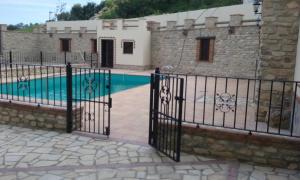 普拉多德尔雷Casa Rural Las Provincias的别墅 - 带围栏后方的游泳池