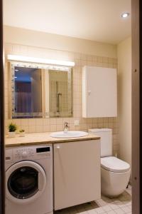 库雷萨雷库雷萨雷滨海公寓的一间带洗衣机和水槽的浴室