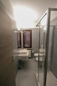 坎图奥尔德拉多别墅的浴室设有2个水槽和2个卫生间