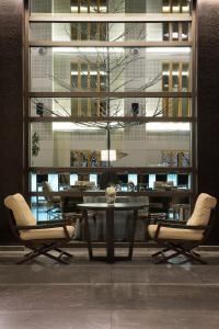 卡斯托里亚埃斯佩罗斯皇宫豪华Spa酒店的一间带桌椅的用餐室和一座建筑