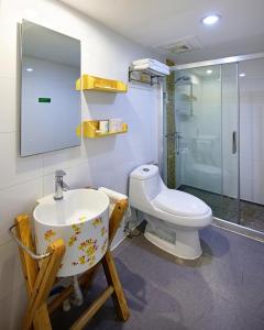 广州广州市白宫酒店的一间带水槽和卫生间的浴室
