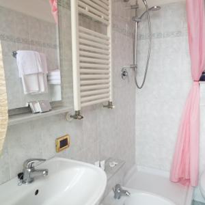 瓦拉泽Hotel Ideale的一间带水槽和淋浴的浴室