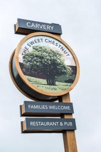 邓弗姆林Sweet Chestnut, Dunfermline by Marston's Inns的森林奇妙家庭的标志欢迎