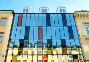 斯德哥尔摩玻璃屋赫尔斯登酒店的建筑的玻璃外墙,带有窗户