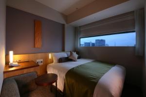 格拉斯丽新宿酒店客房内的一张或多张床位