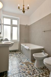 布拉索夫蒙特沃德之家旅馆的带浴缸、卫生间和盥洗盆的浴室