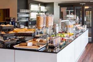 奥尔滕阿玛瑞斯酒店的展示各种食物的自助菜谱