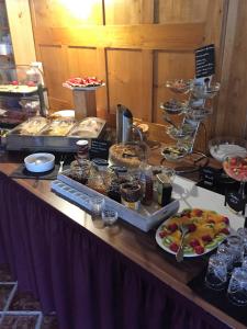 布劳恩拉格图托尼雅酒店的自助餐,餐桌上有许多不同类型的食物