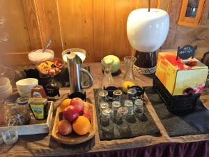 布劳恩拉格图托尼雅酒店的水果桌和其他物品
