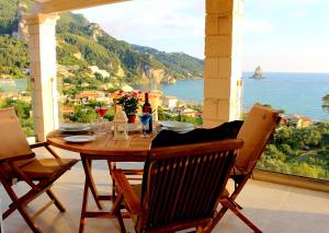 阿齐欧斯·贡多斯Lido Paradise Apartments Corfu的一张餐桌,享有海景