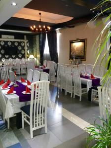 贝拉内Hotel IL Sole的用餐室配有白色的桌子和白色的椅子