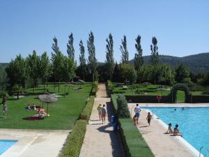 AldeaquemadaHotel Rural La Cimbarra的一群人站在游泳池周围