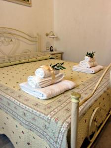 曼杜里亚B&B Mandolea的一间卧室配有两张带毛巾的床