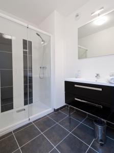 塔朗斯塔朗斯阿尔瑟纳特内奥公寓式酒店的带淋浴和盥洗盆的浴室