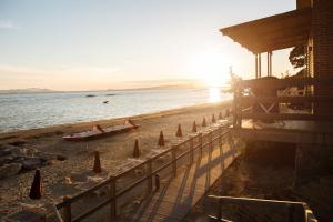 福洛尼卡Golfo del Sole Holiday Resort的水面上的人和船的海滩