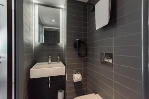 伦敦莫布雷科尔特酒店的一间带水槽、卫生间和镜子的浴室