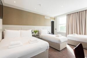 伦敦莫布雷科尔特酒店的酒店客房设有两张床和窗户。