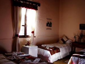 蒂尔卡拉图配斯特酒店的一间带两张床和窗户的客厅
