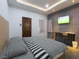 88精品宾馆@素叻他尼机场客房内的一张或多张床位