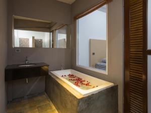 88精品宾馆@素叻他尼机场的一间浴室