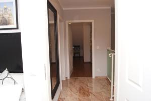 威斯巴登默克尔别墅公寓的走廊,门通往房间