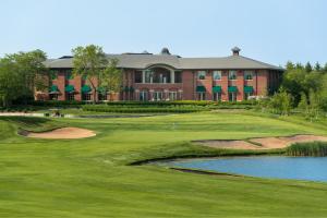格伦维尤格林俱乐部旅馆的享有高尔夫球场和大楼的景色