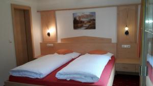 库龙韦诺斯塔Haus Talblick的一间卧室,配有两张床