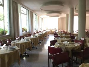 蒙特格罗托泰梅Hotel Terme Vulcania的用餐室配有桌椅和白色的桌布