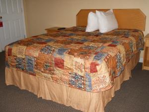 TC汽车旅馆客房内的一张或多张床位