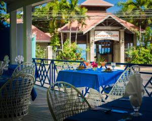 蒙特哥贝德雅全包度假酒店 的庭院里配有一张桌子和蓝色的桌椅