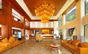 蒙纳Amber Dale Luxury Hotel & Spa, Munnar的一个带沙发和吊灯的大堂