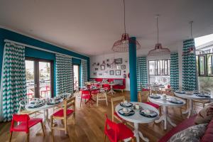 斯瓦科普蒙德斯瓦科普蒙德愉悦酒店的用餐室配有桌子和红色椅子