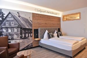 施卢赫湖小鹿酒店的一间卧室配有一张床、一张沙发和一把椅子