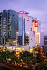雅加达雅加达哈莫尼宜必思酒店的城市天际线,晚上有高楼