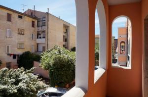 奥尔比亚科隆纳地中海皇宫酒店的享有城市美景,设有开放式窗户。
