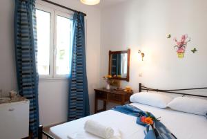 斯卡拉埃雷索Hotel Kyma的一间卧室设有两张床和窗户。