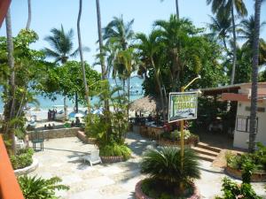 埃斯孔迪多港Rincon del Pacifico的享有海滩美景。