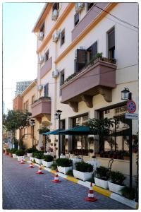 都拉斯娜伊丝酒店的大楼前一条有橙色锥的街道