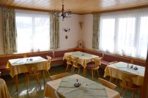 蓬高地区埃本德西单辛尼泽酒店的用餐室设有桌椅和窗户。