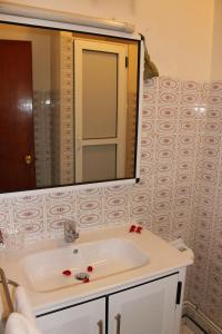 阿加迪尔辛德巴酒店的一间带水槽和镜子的浴室