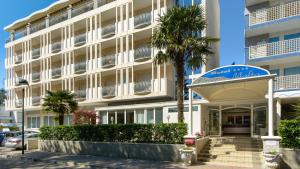利尼亚诺萨比亚多罗科洛斯迪马耳他酒店的前面有棕榈树的建筑